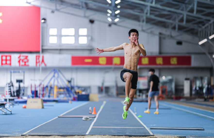 沉浸在九游娱乐app大厅的虚拟现实游戏之中